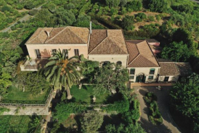 Отель Antico Borgo Etneo Agriturismo  Калатабияно
